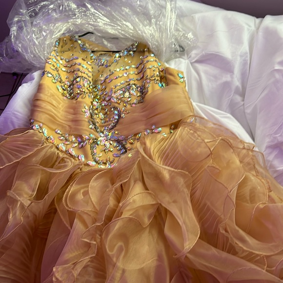 A nice dress for a princess it’s for formal wear like a wedding!